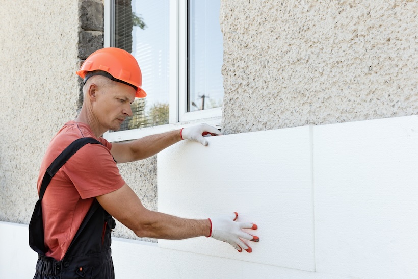 Plaatsing van gevelisolatie en crepi.